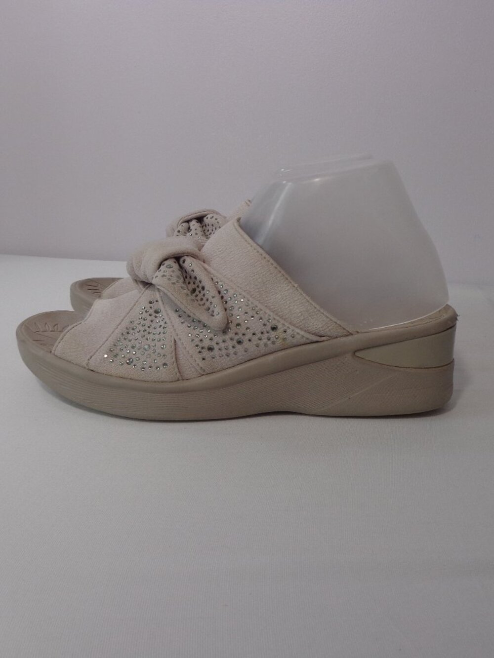 Bzees Smile Bright Beige Rhinestone Bow Wedge Slide Sandals Womens Size 9M